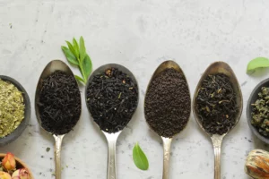 gruener tee oder schwarzer tee im vergleich als lose teeblaetter